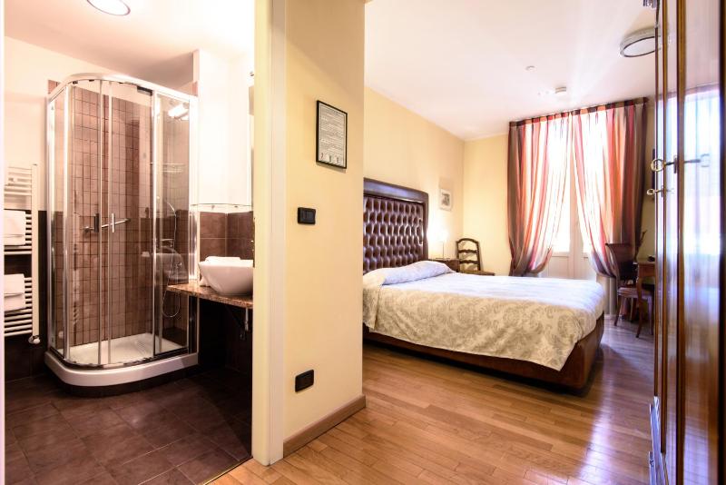 Double Room image 3