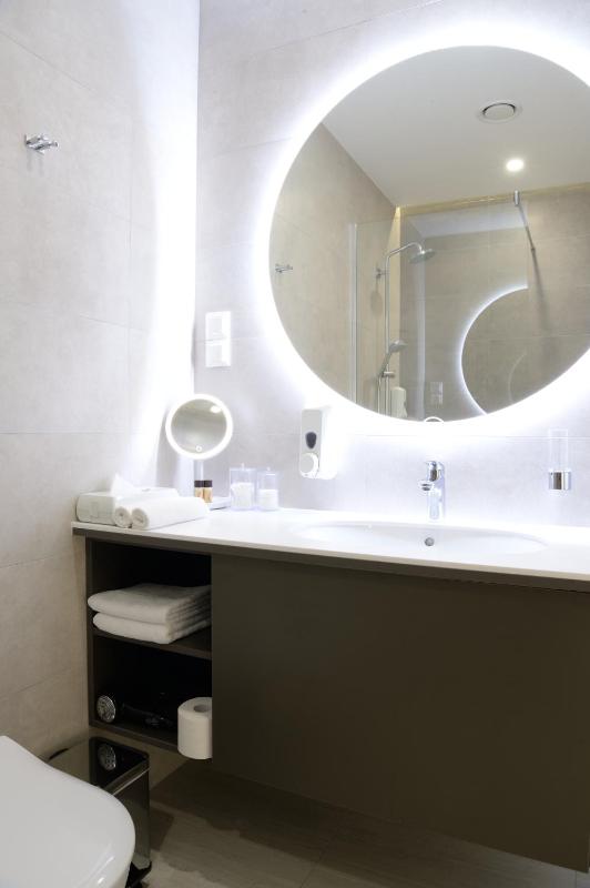 Superior King Room image 4