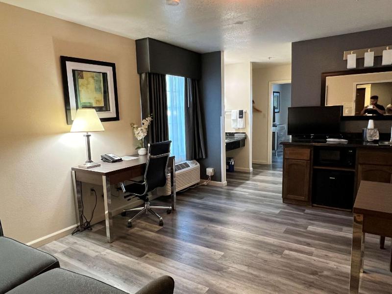 King Suite with Sofa Bed - Non-Smoking image 4