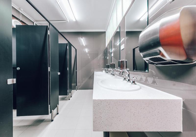 Single Room with Shared Bathroom image 4