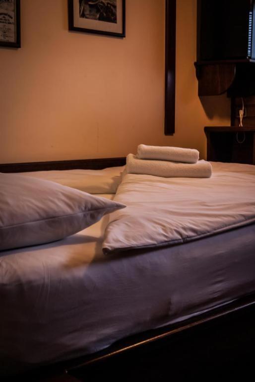 Standard Double Room with River View image 3