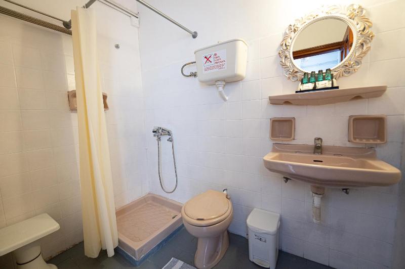 Economy Double Room image 2