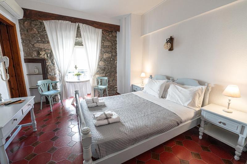 Economy Double Room image 3