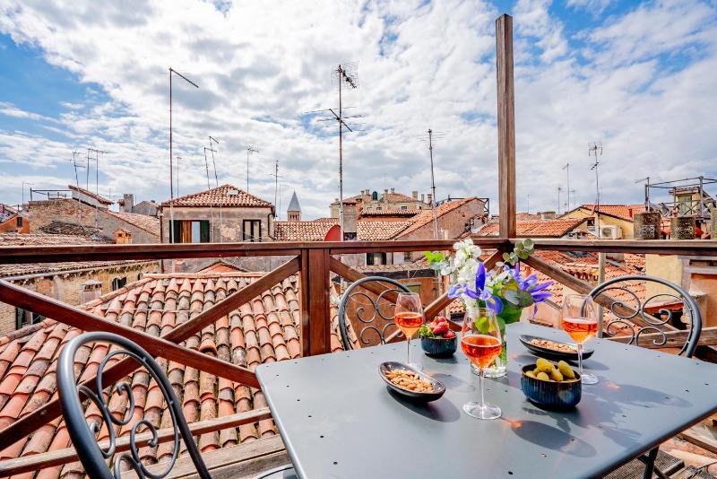 One-Bedroom Apartment image 4