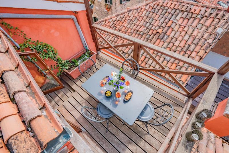 One-Bedroom Apartment image 2