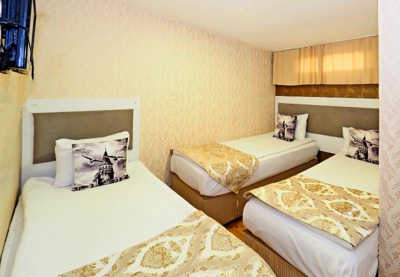 Family Room (5 Adults) image 3