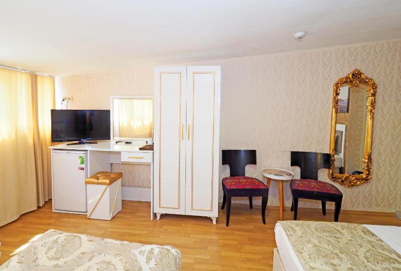 Quadruple Room image 3