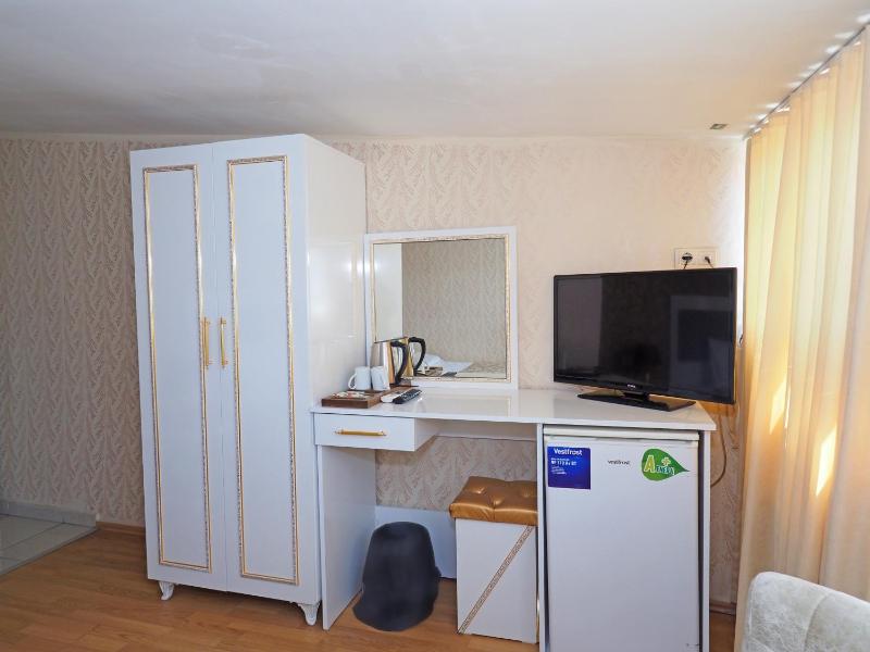 Family Room (5 Adults) image 2