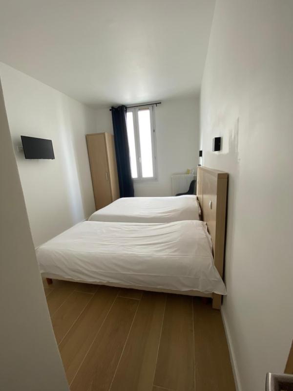 Economy Triple Room image 3