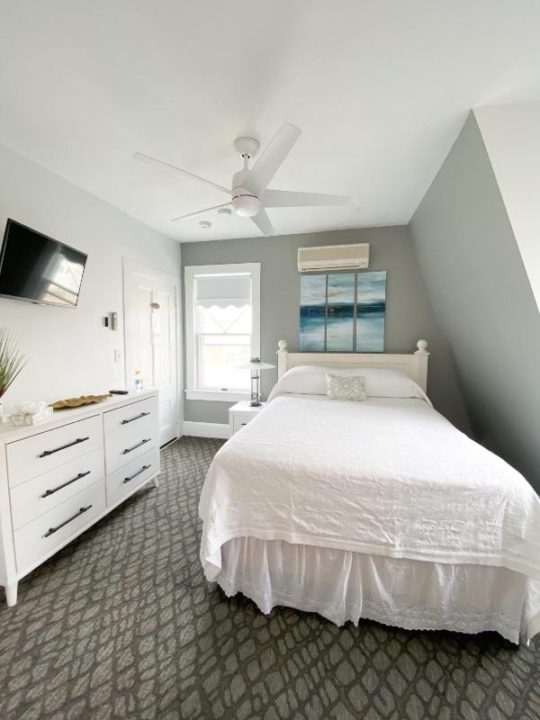 Queen Room with One Queen Bed– 201 image 3