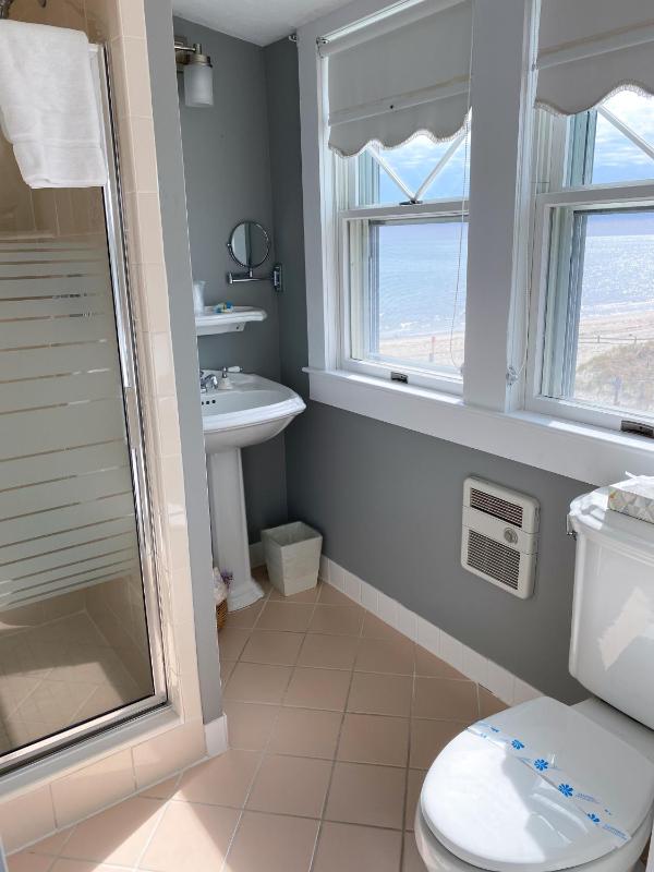 Queen Room with One Queen Bed and Partial Ocean Views – 310 image 2