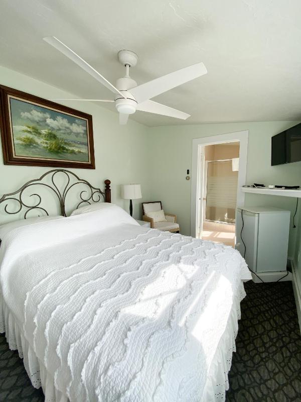 Queen Room with One Queen Bed and Partial Ocean Views – 310 image 3