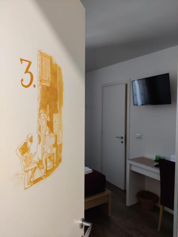 Double Room image 3