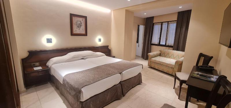 Family Room (max.occupancy 4 persons) image 1