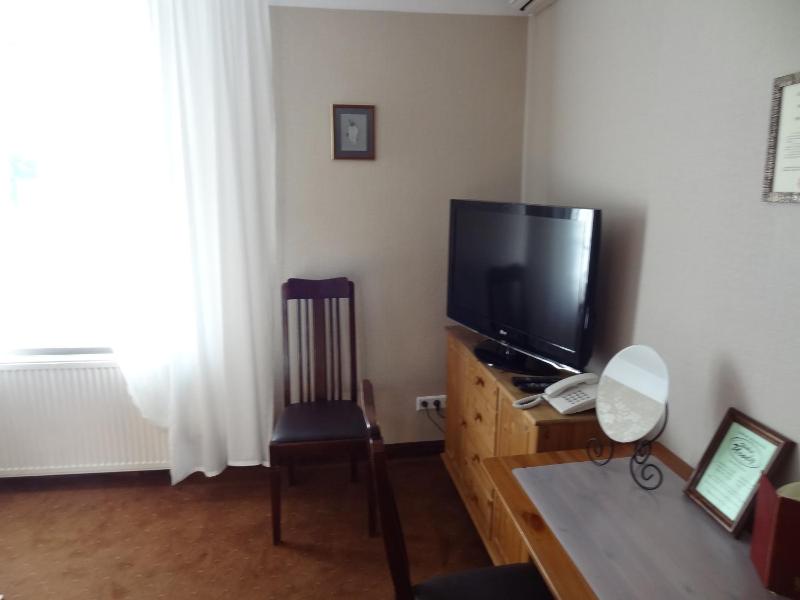 Standard King Room image 3