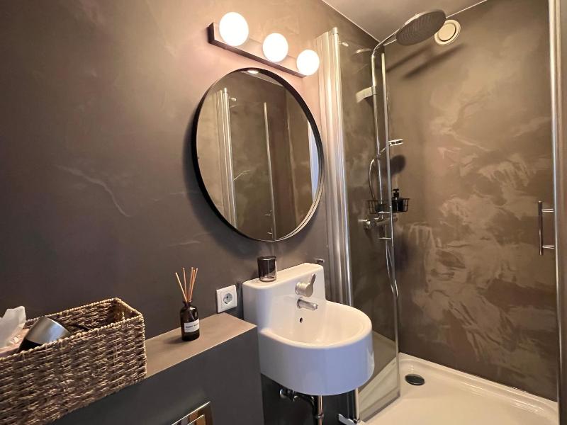 Standard Double or Twin Room with Square View and Private Bathroom image 3