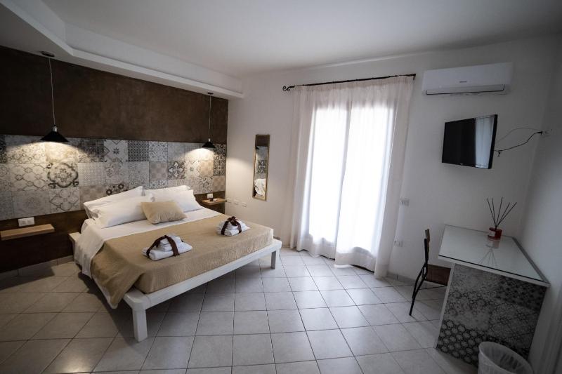 Deluxe Double Room image 2