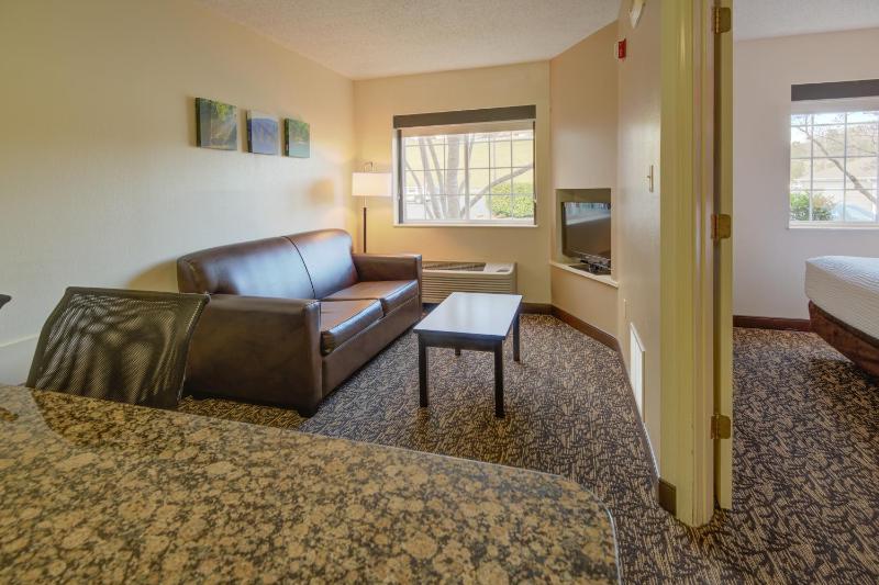 One-Bedroom Suite with One Queen Bed and Sofa Bed image 3