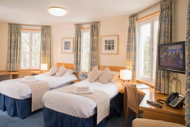 Twin Room image 3
