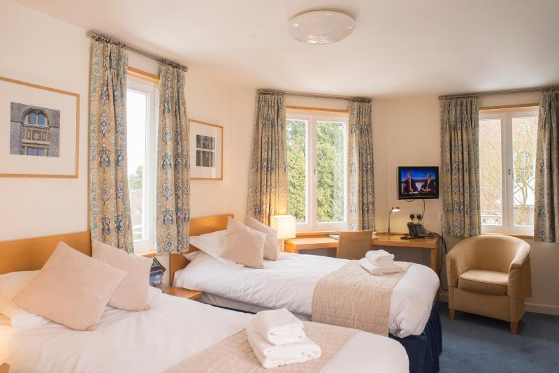 Twin Room image 4