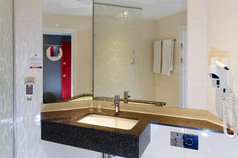 Standard Queen Room image 3