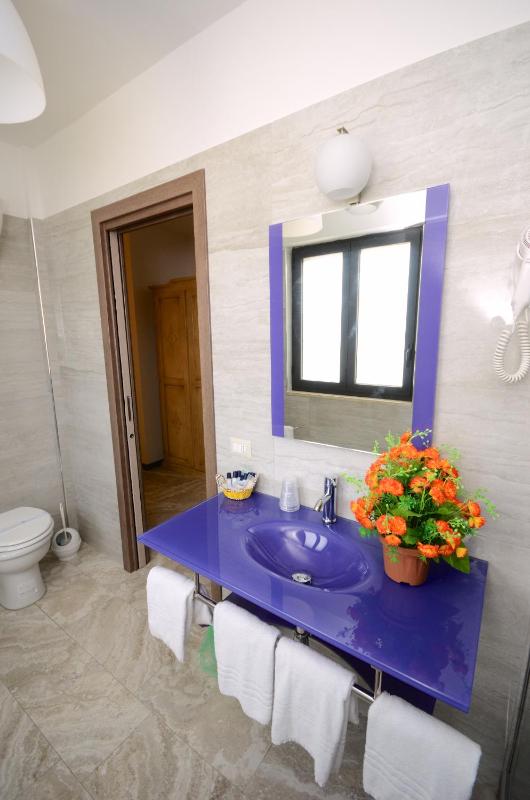 Twin Room image 4
