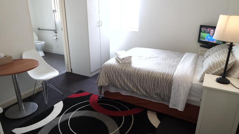 Single Room with Bathroom image 2