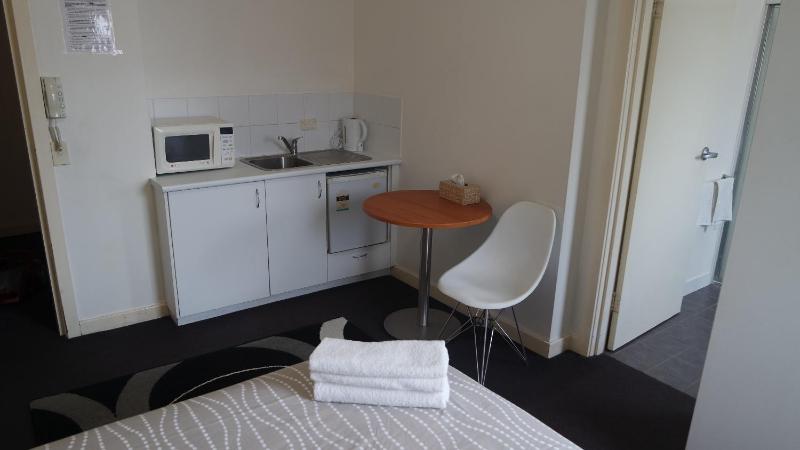 Single Room with Bathroom image 3