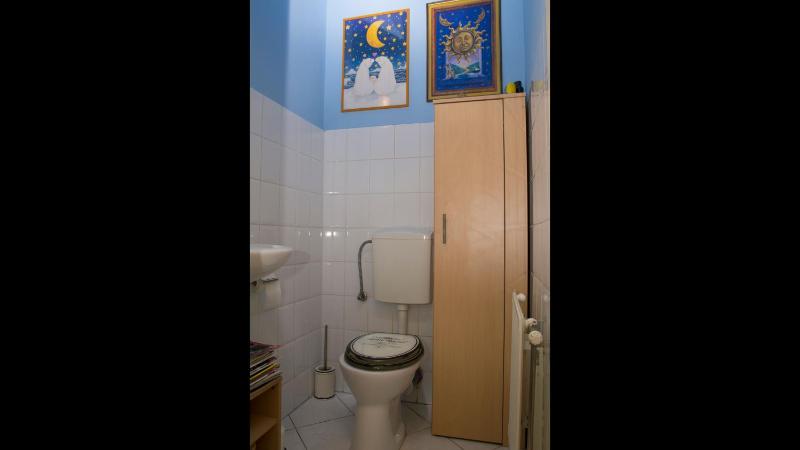 Stunning 2 Double Bedroom Apartment In The Centre Of Budapest - image 2