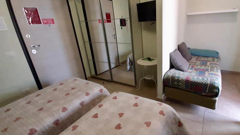 Twin Room with Extra Bed image 4