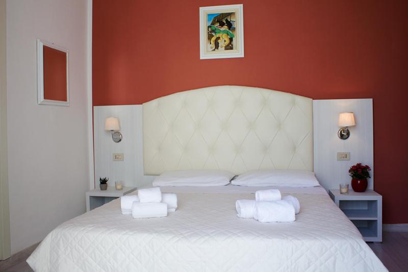 Standard Double Room image 3