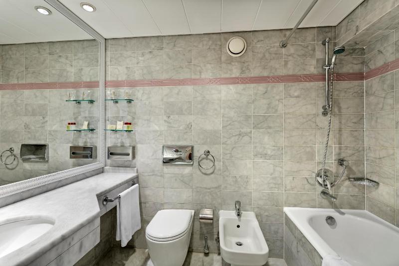 Deluxe Double or Twin Room with Sea View image 2