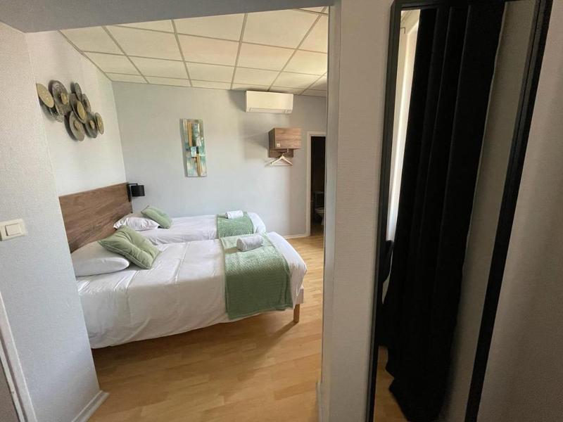 Twin Room image 4