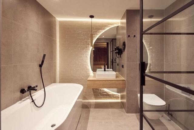 Superior King Room image 4