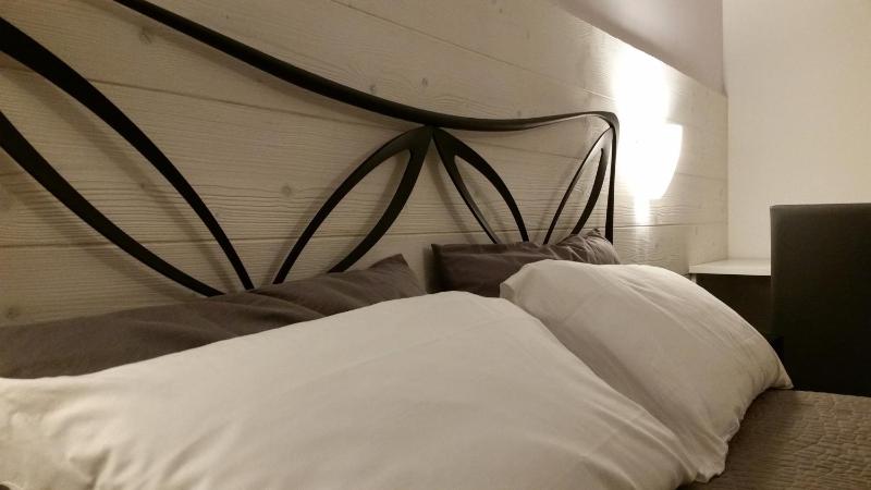 Double Room with Balcony image 4
