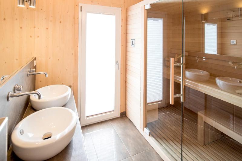 Chalet with 4 bedrooms, sauna & swim spa image 4