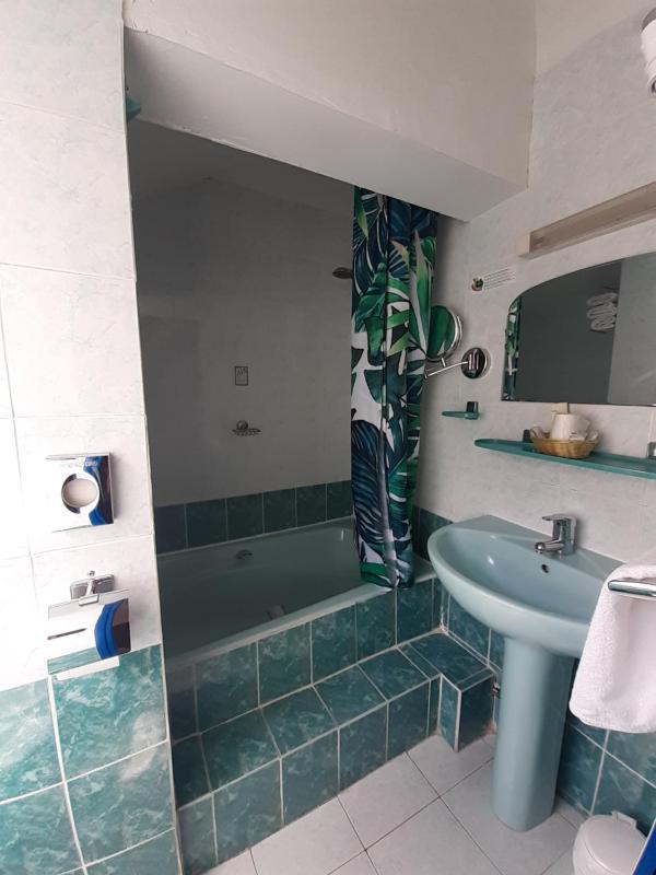 Twin Room with Bath image 2