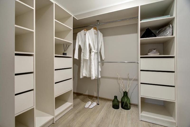 Deluxe Two-Bedroom Apartment image 4