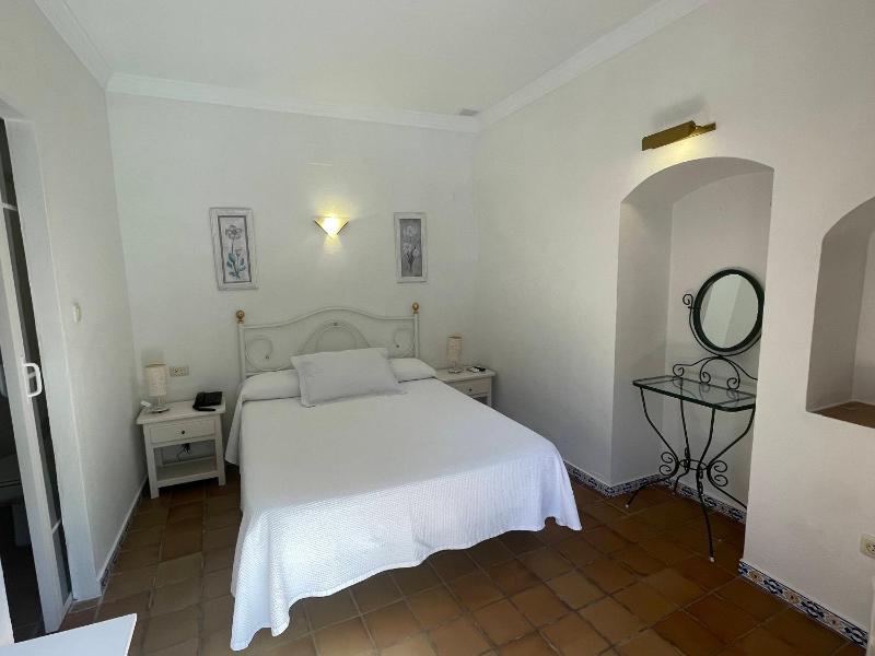 Double or Twin Room with Garden View image 3