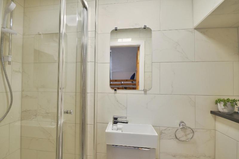 Rooms at 153 ROOM ONLY - image 15