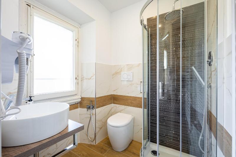 Standard Double or Twin Room image 4