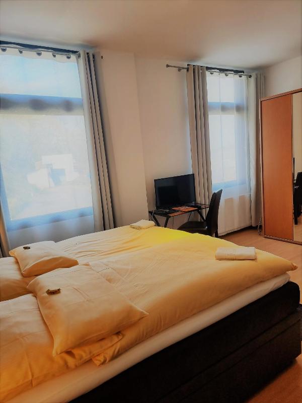 Double Room image 3