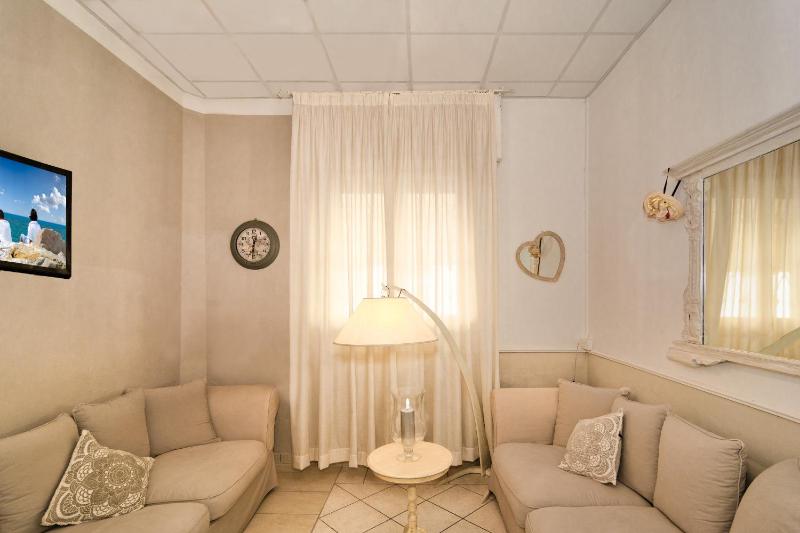 City Hotel - image 44