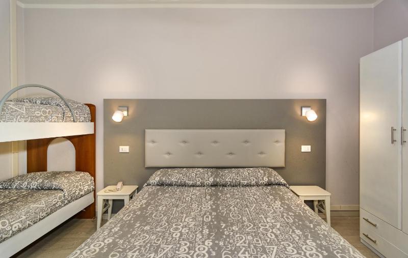 Quadruple Room image 4