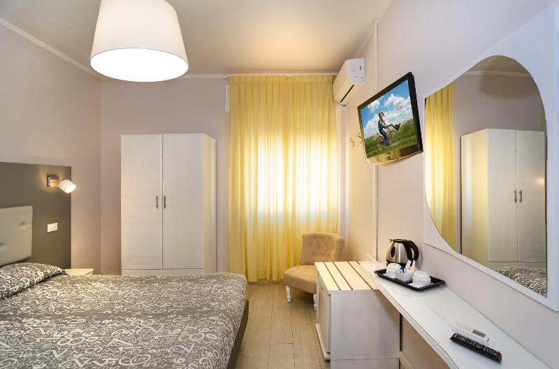 Quadruple Room image 2