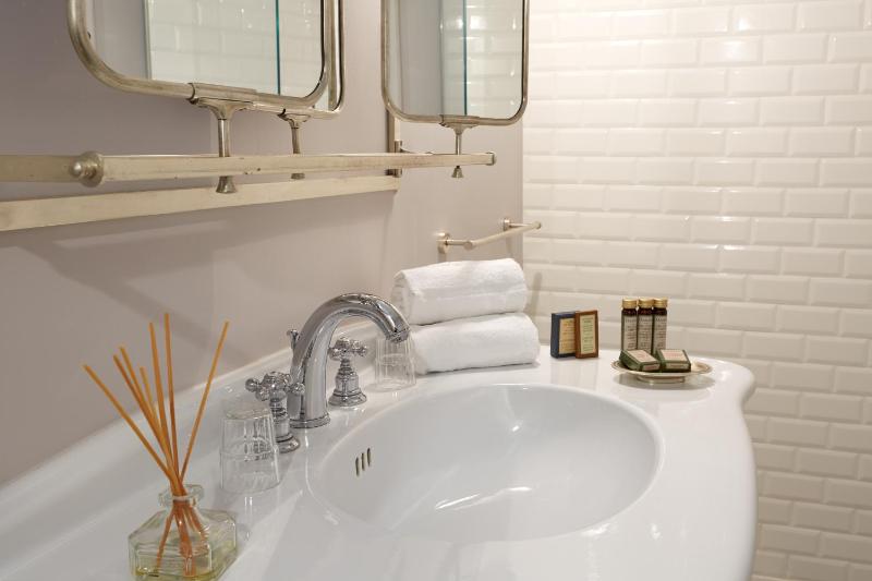 Charm Triple Room image 3
