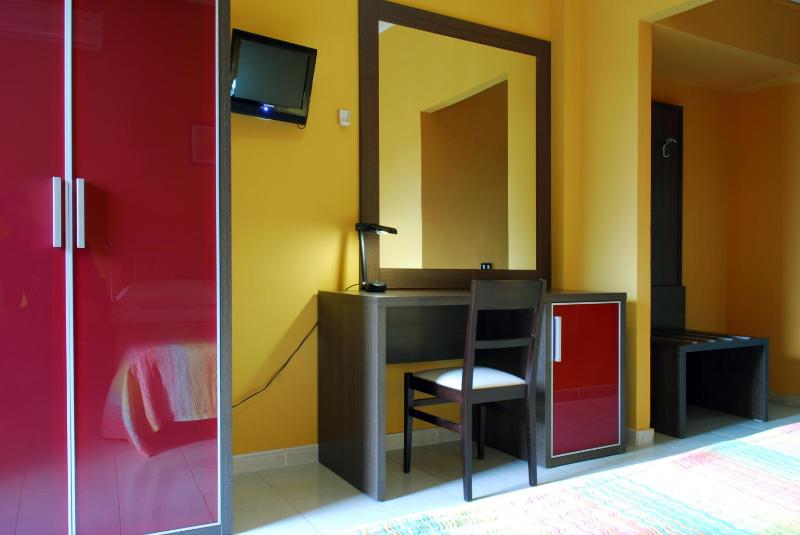 Twin Room with Bathroom image 4