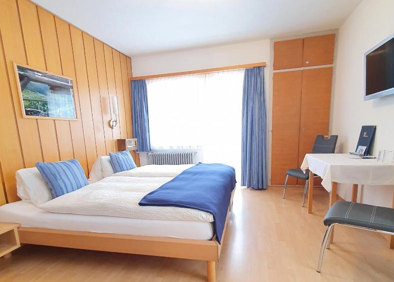 Twin Room image 4