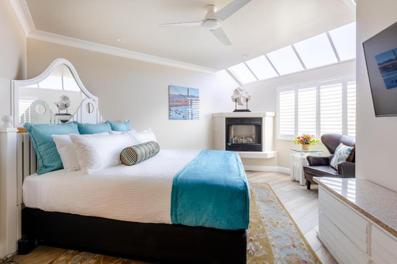 King Room with Fireplace - No Hot Tub image 2