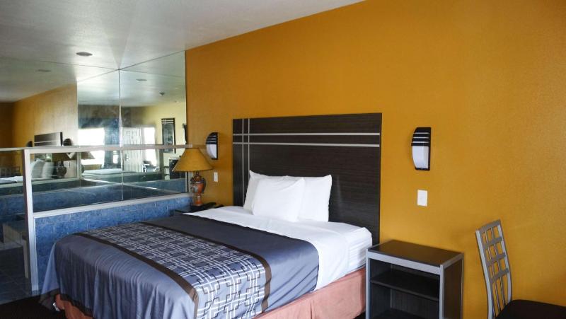 Standard King Room - Non-Smoking  image 3